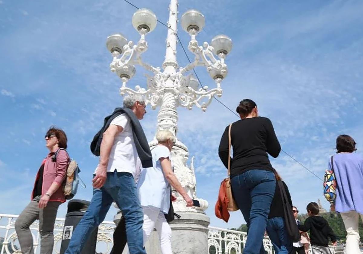 Gente caminando por el paseo de la Concha.