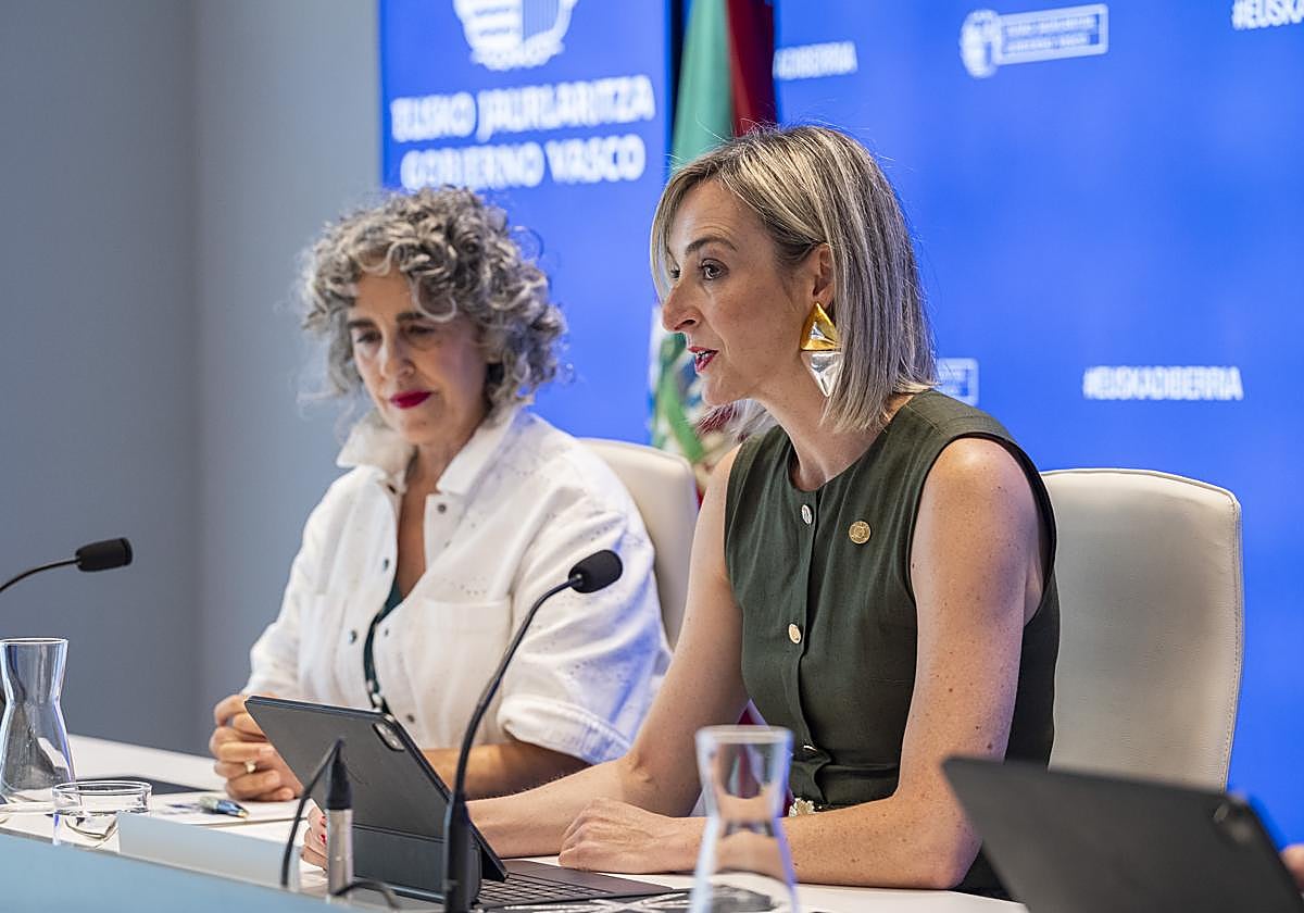 La portavoz del Gobierno Vasco, Maria Ubarretxena, junto a la consejera de Cultura y Política Lingüística, Ibone Bengoetxea