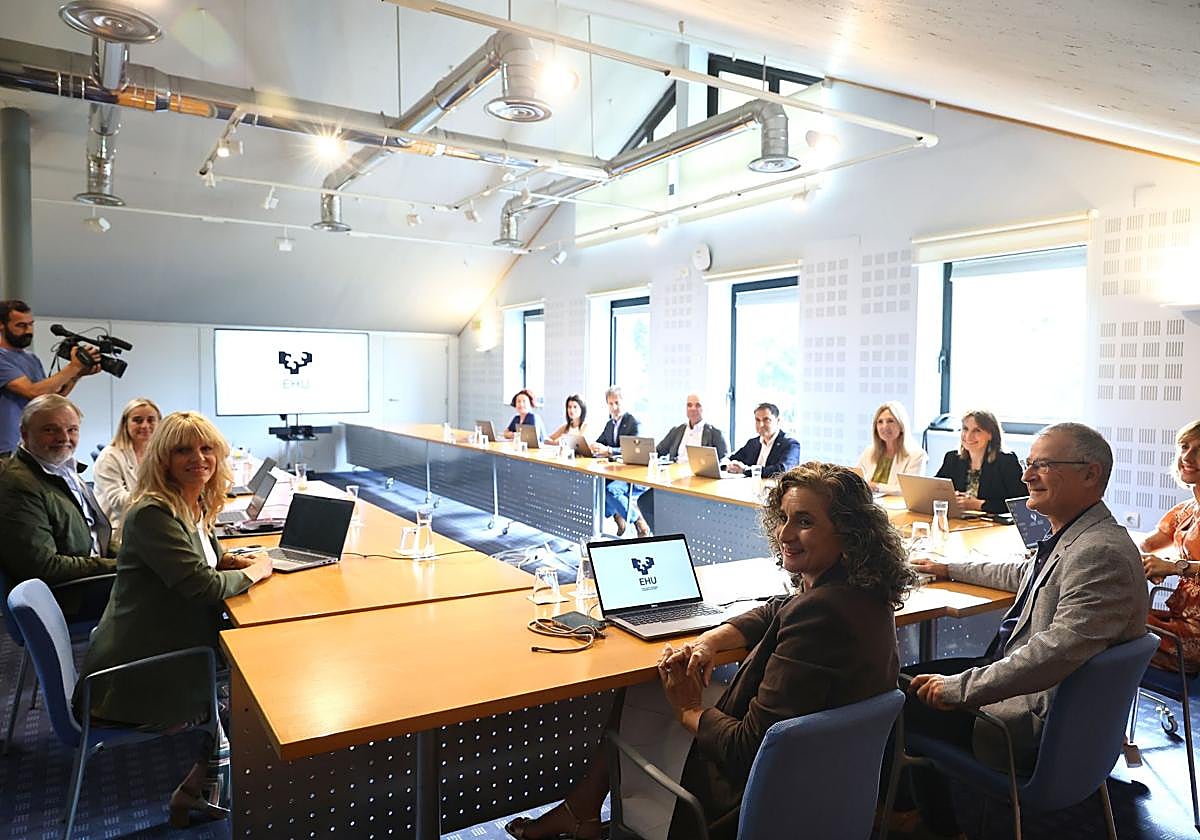 El equipo rectoral, reunido hoy en el Campus de Gipuzkoa.