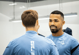 Soler abraza a un compañero y Yangel Herrera charla con Turrientes