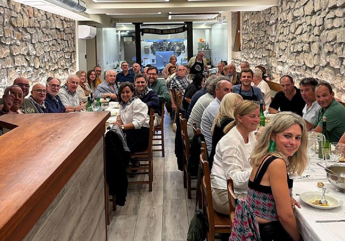 La sociedad Kañoyetan se llenó de socios, socias y amigos en la cena que cerró la jornada de conmemoración de la quema de la ciudad.