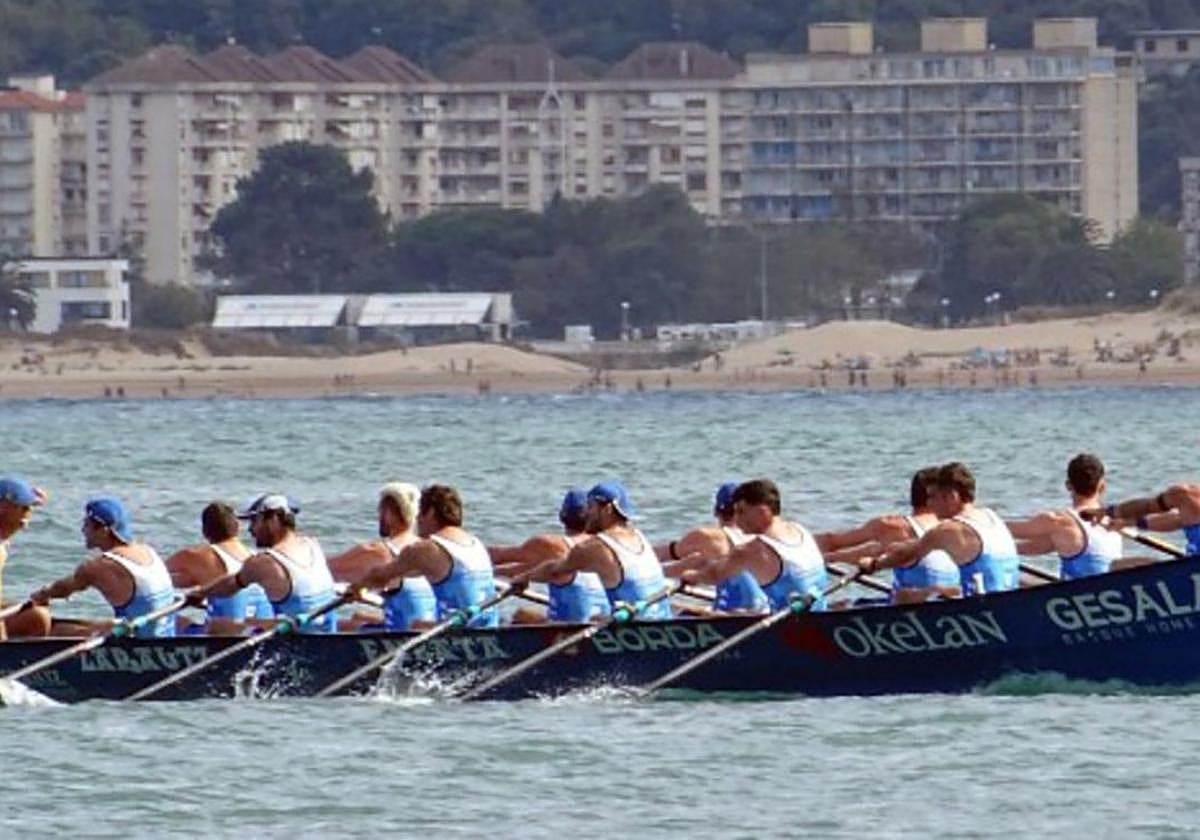 Mutilen Enbata larunbatean Santoñan izan zen eta Santurtzirekin borroka polita izan zuten garipenaren bila. Bigarren amaitu zuten erlojupekoa.