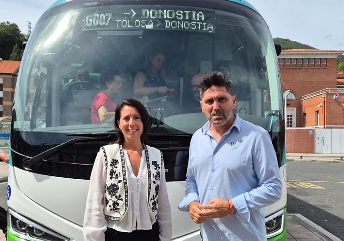 Azahara Domínguez y Mikel Serrano en el anuncio del refuerzo de la línea.