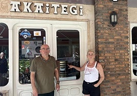 Miguel y Choni ante la puerta por la que el ladrón accedió al bar tras romper el cristal en dos ocasiones.