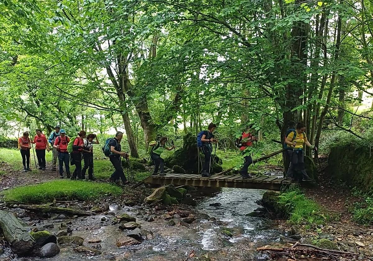 Indamendiko kideak ekainean egindako txango batean.