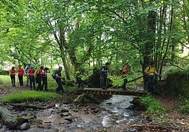 Indamendiko kideak ekainean egindako txango batean.