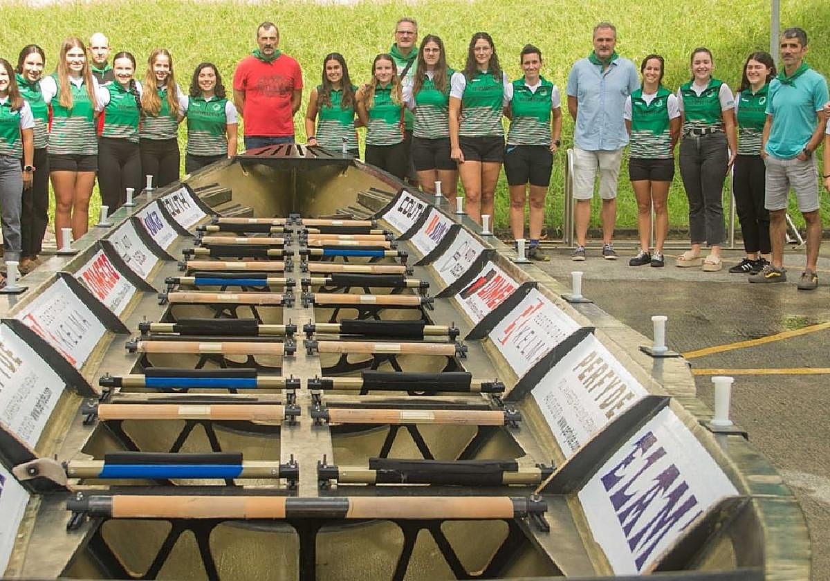 Los remeros hernaniarras de hace 25 años recibieron un homenaje por parte del club.