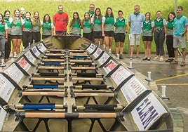 Los remeros hernaniarras de hace 25 años recibieron un homenaje por parte del club.