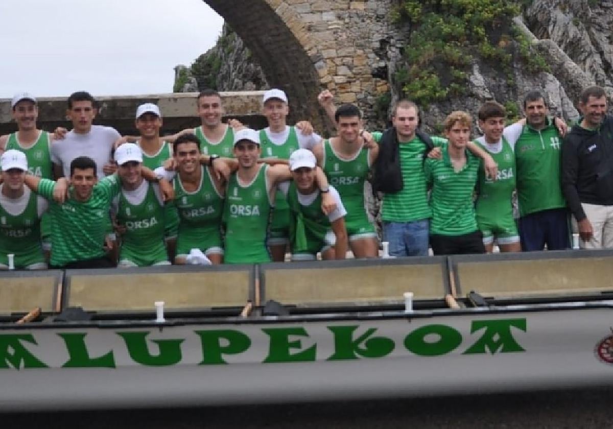 La expedición hondarribitarra en Castro Urdiales, contenta tras salvar la categoría.