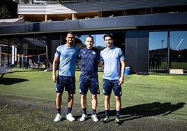 El entrenador Sergio, con Yangel y Soler ayer en Zubieta.