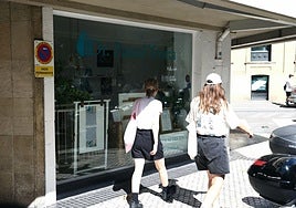 Dos mujeres caminan frente a la consulta del homeópata ubicada en el centro de Donostia.