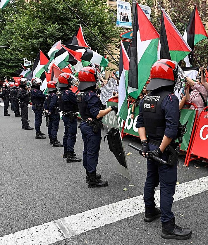 Imagen secundaria 2 - La etapa de la Vuelta a España con final en Bilbao, sin ganador por las protestas contra Israel