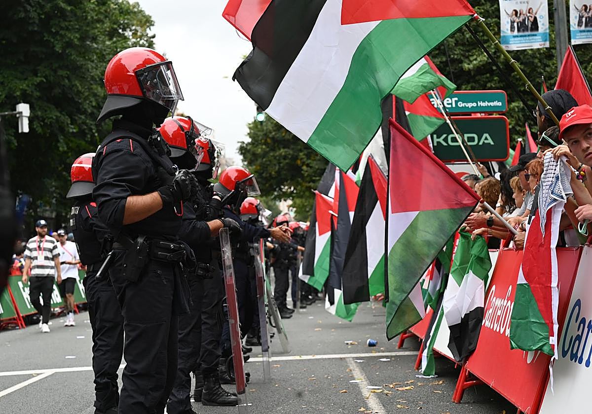 Manifestantes propalestinos y ertzainas en la meta situada en la Gran Vía de Bilbao.