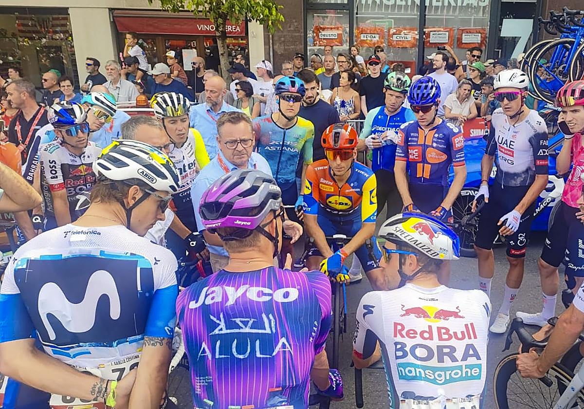 El presidente de los árbitros, Thierry Diederen y el director técnico de la Vuelta, Kiko García, hablan con los ciclistas para explicarles los incidentes que podían ocurrir antes del comienzo de la etapa.