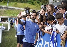 Brais se hace un selfie con unas aficionadas en uno de los primeros entrenamientos del curso