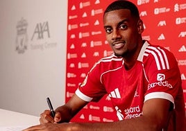 Alexander Isak firma su nuevo contrato con el Liverpool tras un verano en el que tensó la cuerda con el Newcastle