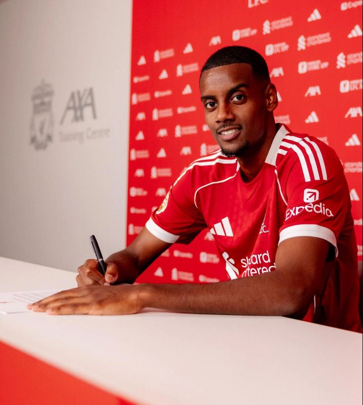 Alexander Isak firma su nuevo contrato con el Liverpool tras un verano en el que tensó la cuerda con el Newcastle