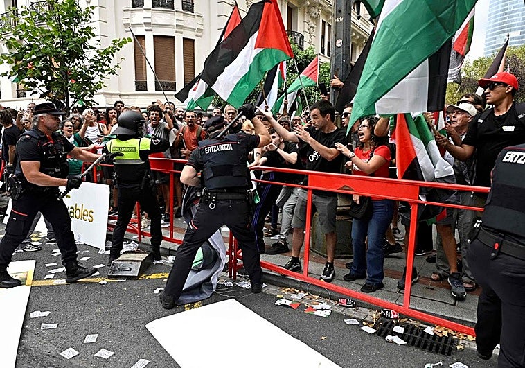 Vídeo: Momento en el que los manifestantes empujan las vallas en la meta de la Vuelta a España en Bilbao