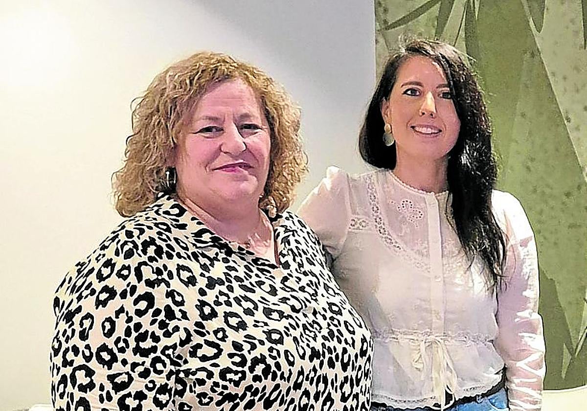 La alcaldesa de Deba, Alazne Txurruka, y la diputada de Movilidad, Azahara Domínguez, satisfechas con el acuerdo alcanzado.