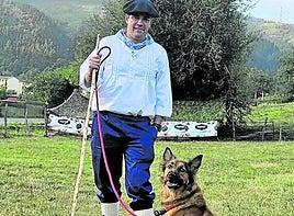 Mikel Calderón y 'Sua', pastor vasco de la raza Gorbea de 5 años.