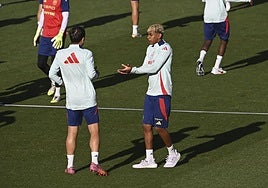 La amable discusión entre Oyarzabal y Lamine en el entrenamiento de la selección española