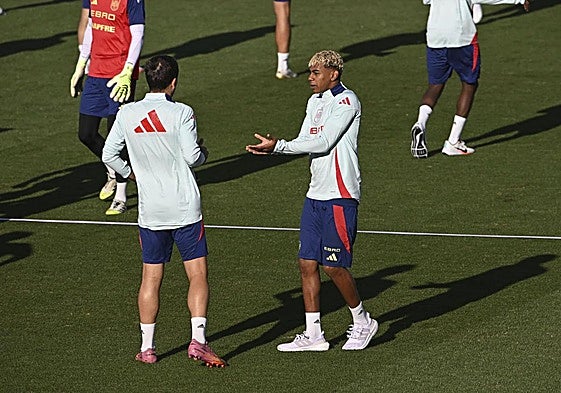 La amable discusión entre Oyarzabal y Lamine en el entrenamiento de la selección española