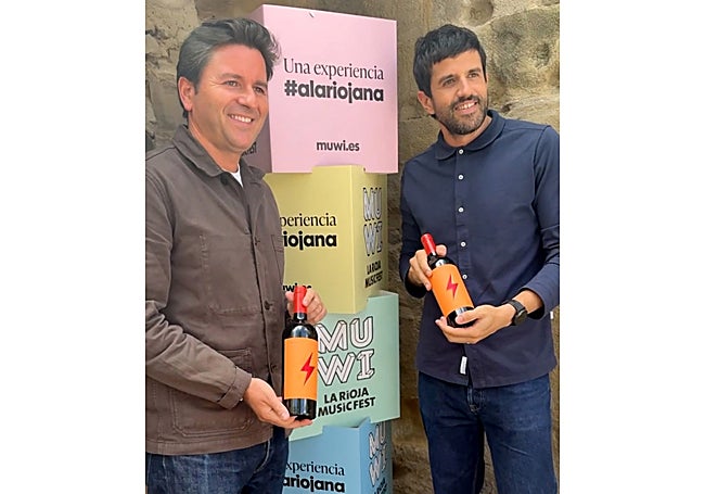 Pedro y Luis Limousin, de Bodegas Olarra, posan con botellas de El Rayo 2022.