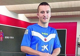 Unai Amiano en el frontón Uranzu de Irun donde el próximo 19 de septiembre realizará su debut.