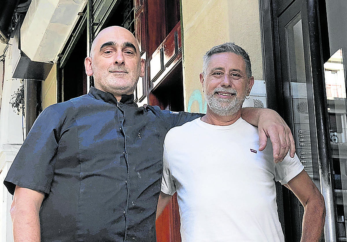 Álex y Taka, en un plano contrapicado. Bajo el cartel de su taberna y casa de comidas Tximitxurri, el antiguo bar de la familia Garrido.