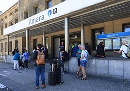 Pasajeros en la entrada de la estación de Amara.