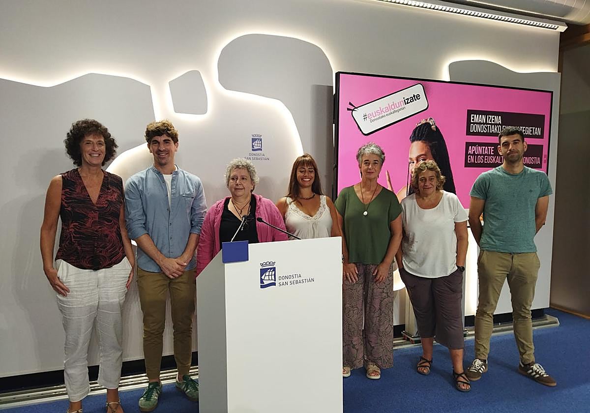 Representantes de los euskaltegis y centros homologados, junto con el concejal delegado de Cultura, Euskera y Turismo, Jon Insausti.