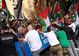 Momentos de tensión con manifestantes empujando las vallas al paso del pelotón en la Gran Vía de Bilbao.