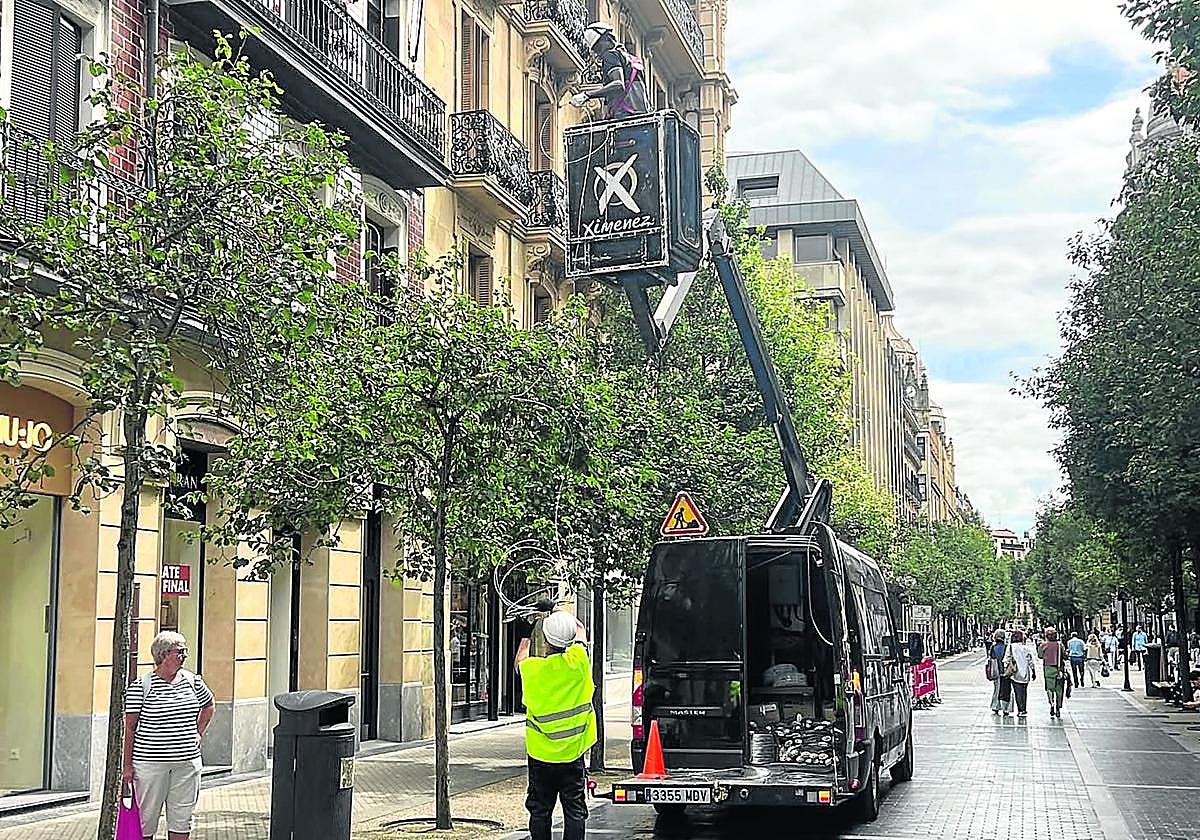 Parece sacado de contexto hablar ahora de las luces de Navidad pero, como todos los años, el cableado necesario para este espectáculo se empieza a colocar en pleno verano. Esta semana los operarios de la empresa Ximenez han comenzado a colocar cables para colgar los arcos en calles como San Marcial y Getaria.