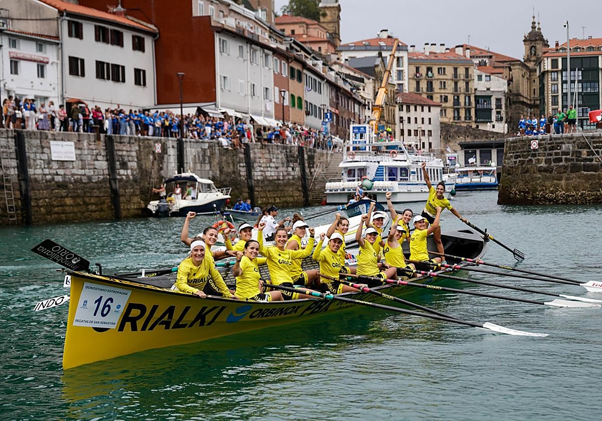 Las remeras de Orio celebran su clasificación en el muelle.