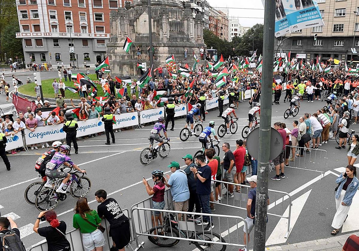 Activistas propalestinos protestan contra la presencia del Israel Premier Tech en el Sagrado Corazón de Bilbao.