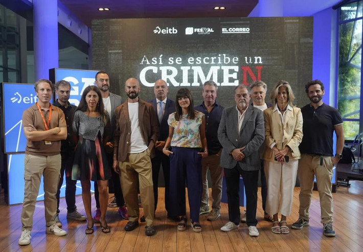 Los periodistas que participan en el proyecto, junto a representantes de ETB, El Correo, El Diario Vasco, Secuoya y FesTVal.