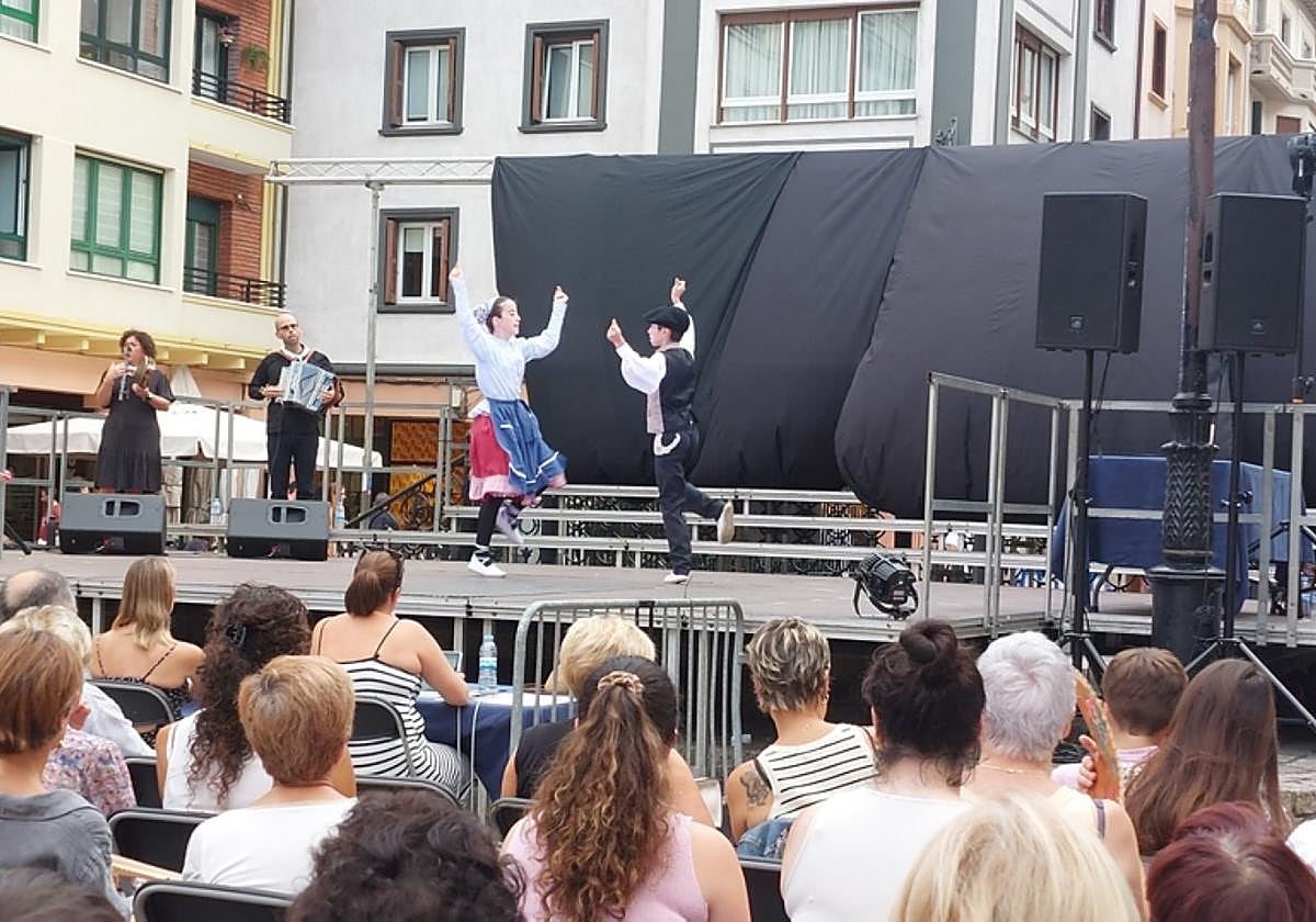 Bikote gazteak dantzan ikusteko aukera gaur arratsaldean.