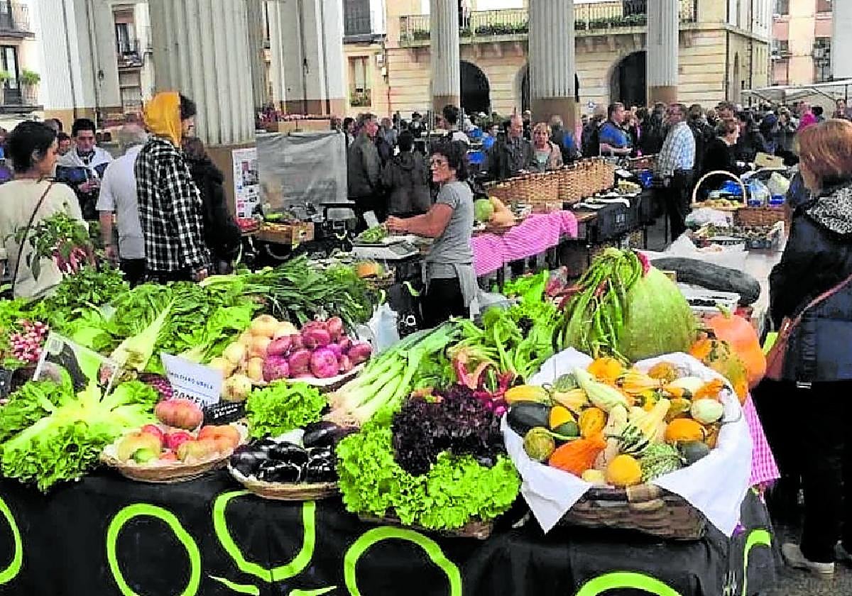 Los puestos de la Plaza Mayor se engalanarán de forma especial para la próxima feria extraordinaria. Lobo Altunaz