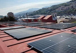 Los 173 módulos solares que se han instalado en la cubierta de la escuela pública Karmengo Ama de Trintxerpe.