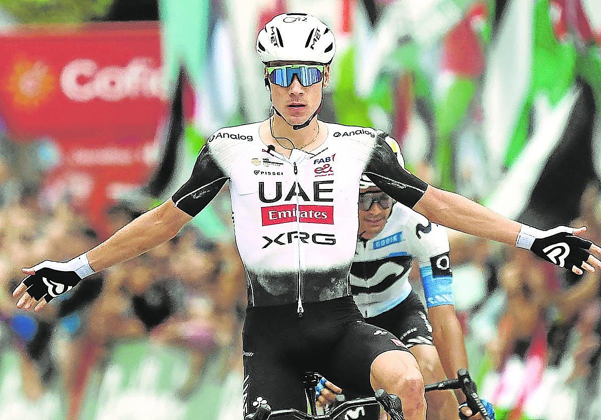 Ayuso manejó a la perfección la fuga y batió con facilidad al sprint a Javi Romo a escasos metros del apartamento en el que vivió dos veranos.