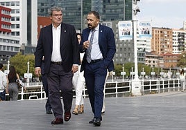 El alcalde de Bilbao, Juan María Aburto, y el consejero vasco de Vivienda, Denis Itxaso, este jueves en la capital vizcaína.