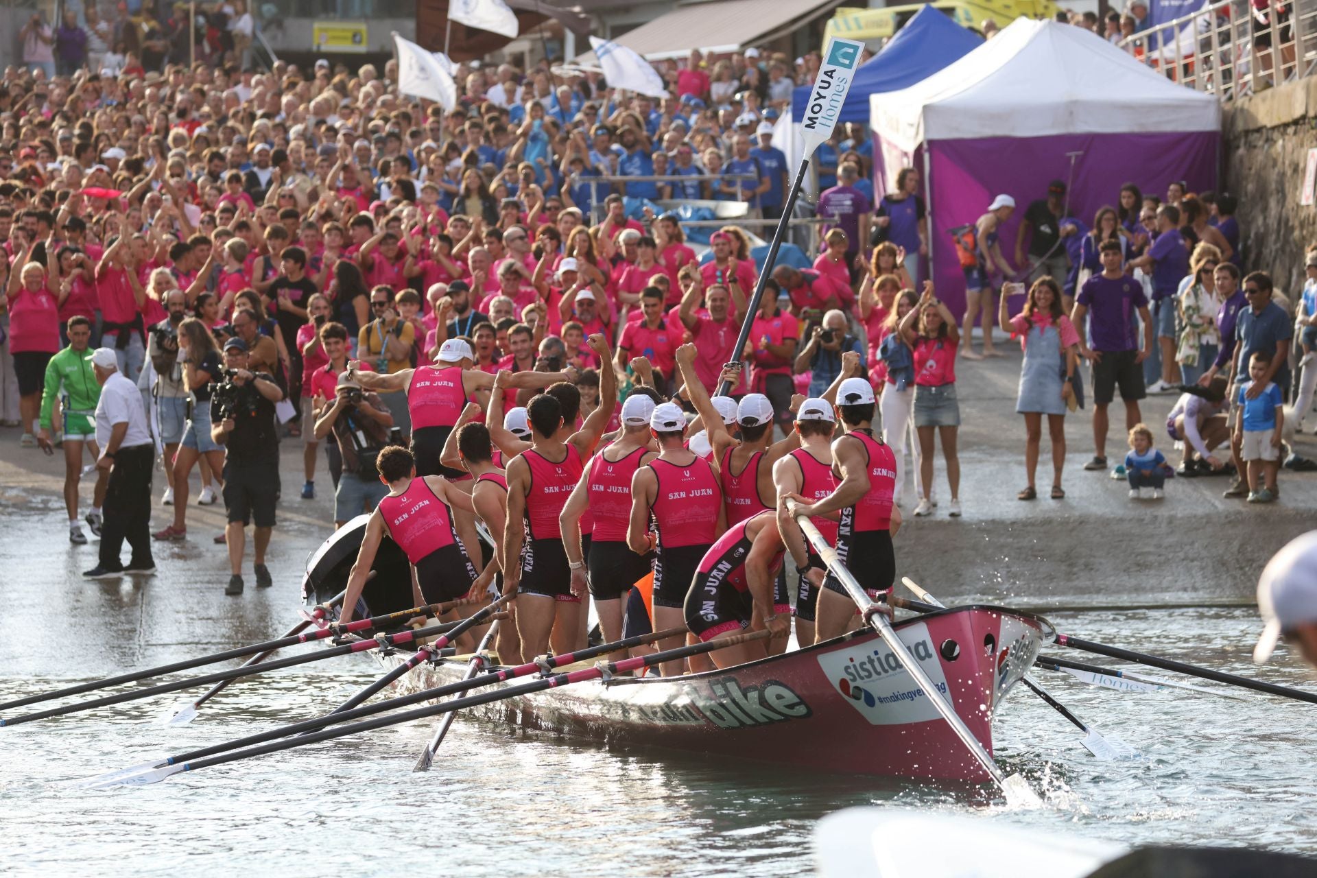 La marea rosa invade Donostia