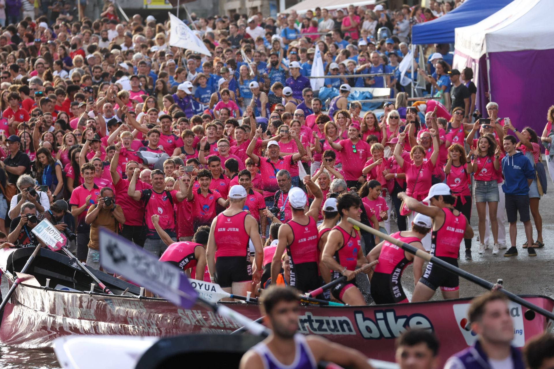 La marea rosa invade Donostia