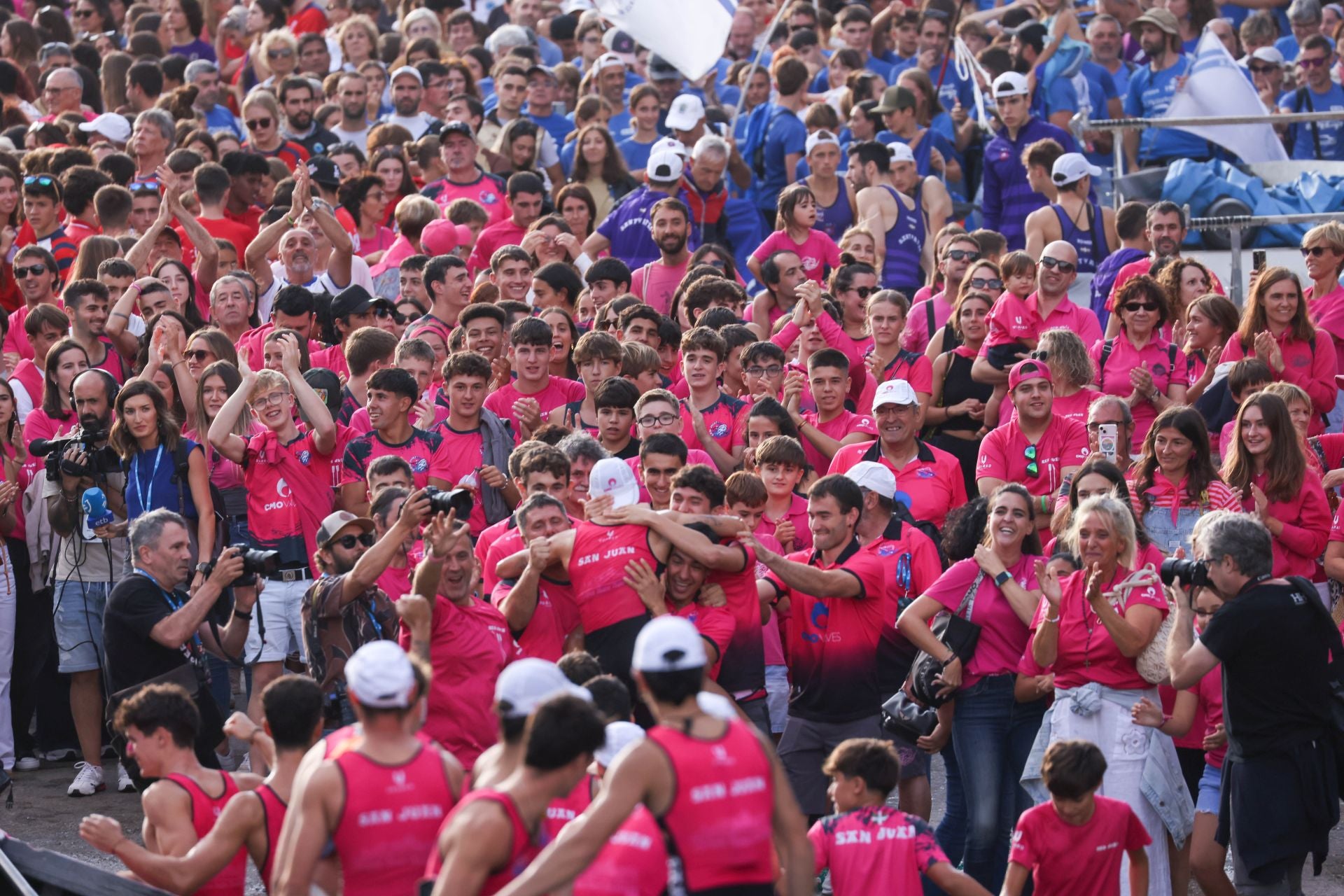 La marea rosa invade Donostia