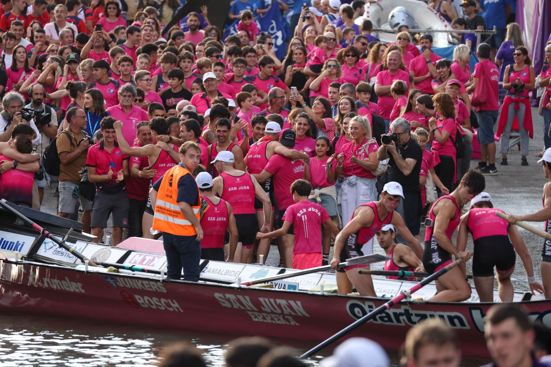La marea rosa invade Donostia