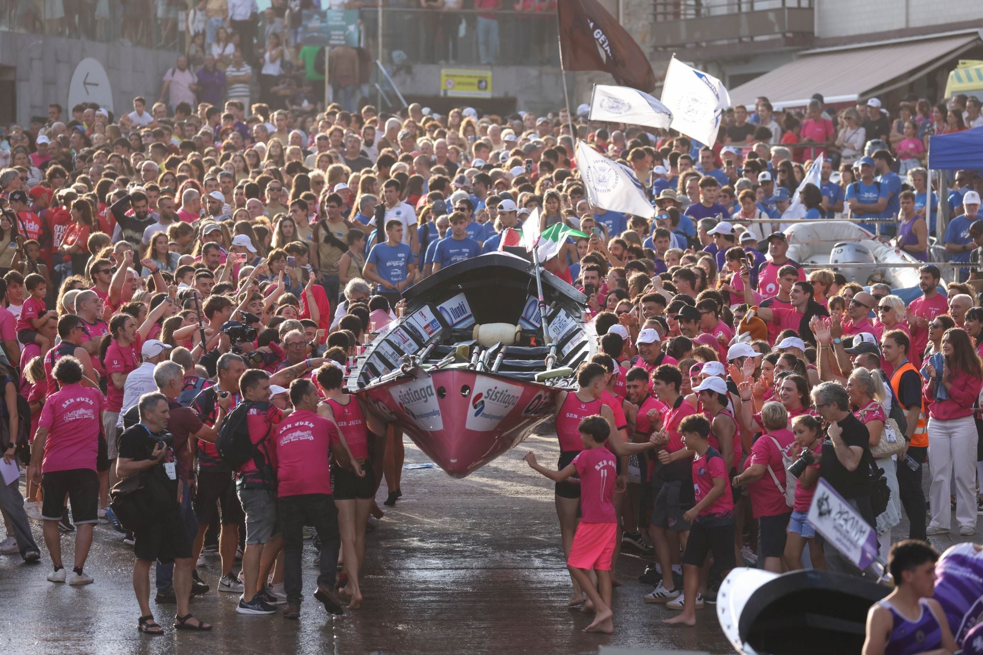 La marea rosa invade Donostia