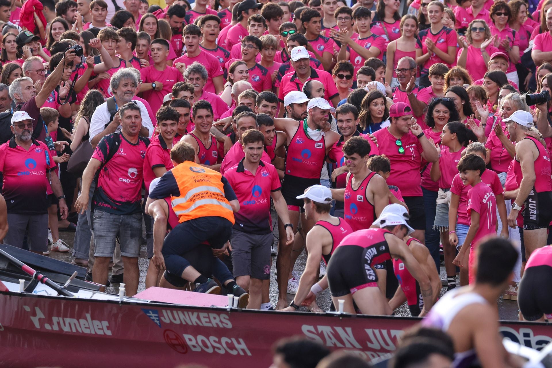La marea rosa invade Donostia