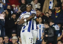 Becker se abraza a Aaramburu tras un gol con la Real de la pasada temporada