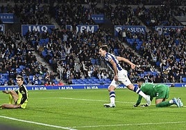 Oyarzabal anota un gol ante el Betis, con Llorente y Rui Costa tirados sobre el césped