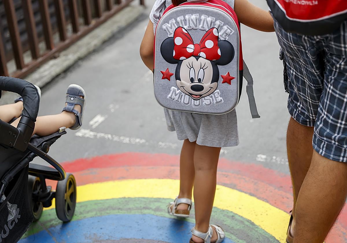 Niños entran en un colegio.